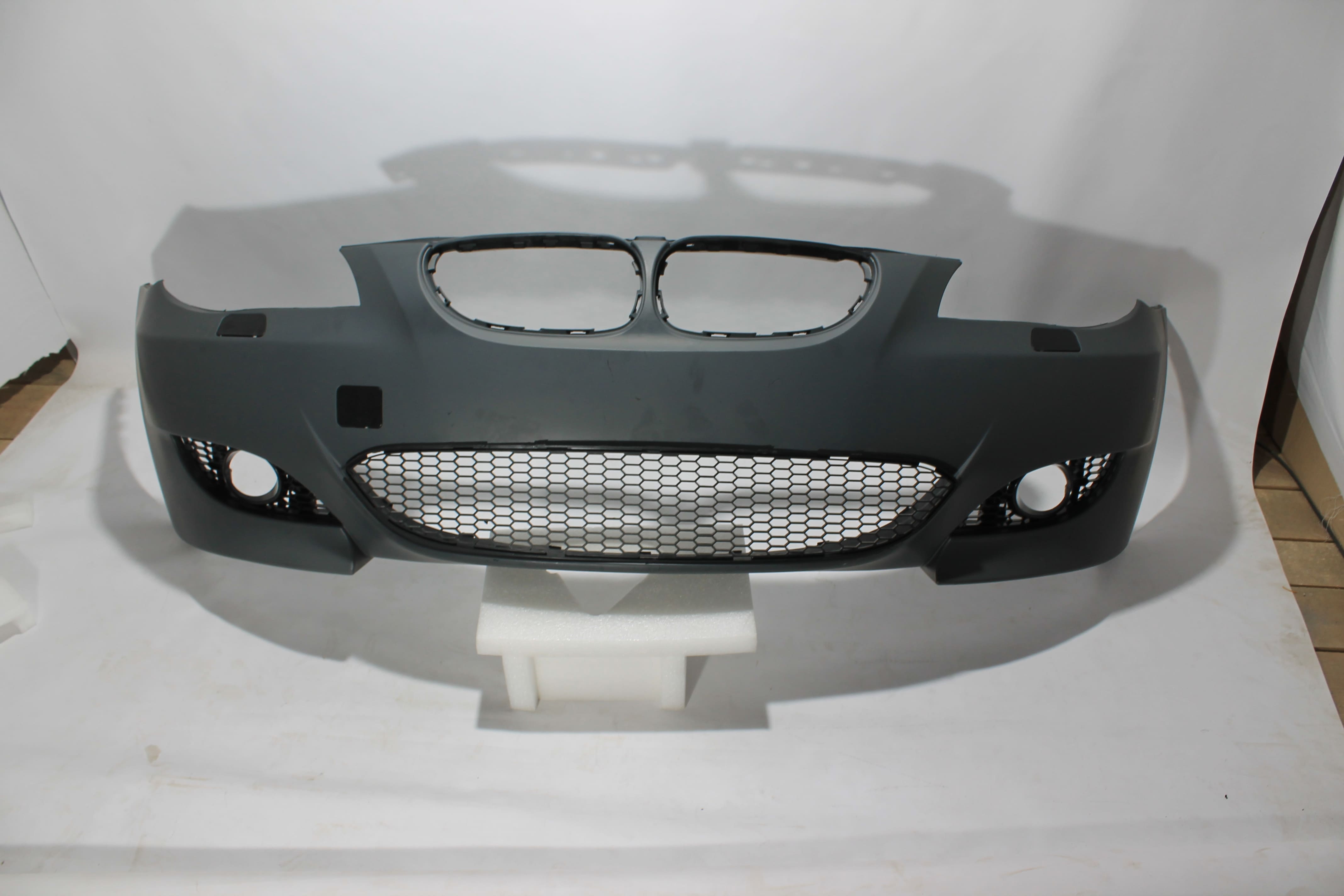 Przedni zderzak BMW 5 E60 2006-2010 pod halogeny
